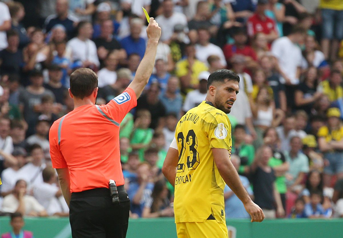 Emre Can von Borussia Dortmund kassiert Gelb.