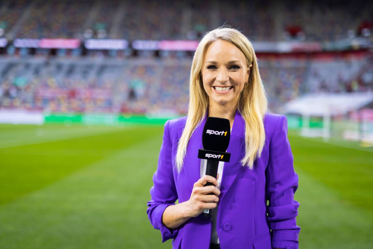 Katharina Kleinfeldt mit Sport1-Mikrofon im Fußball-Stadion.