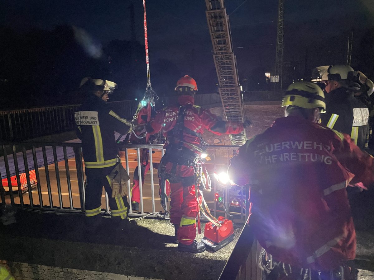 Bochum: Mann stürzt in Schacht