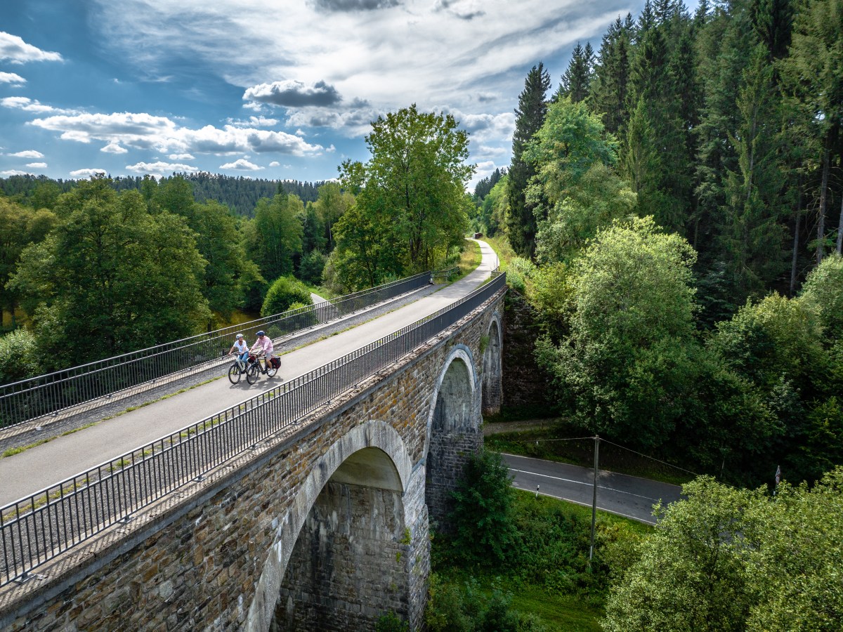 Ehemalige Bahntrassen wurden zu Radwegen umgebaut. Die Nutzung der Viadukte ist nun für Radfahrer reserviert.