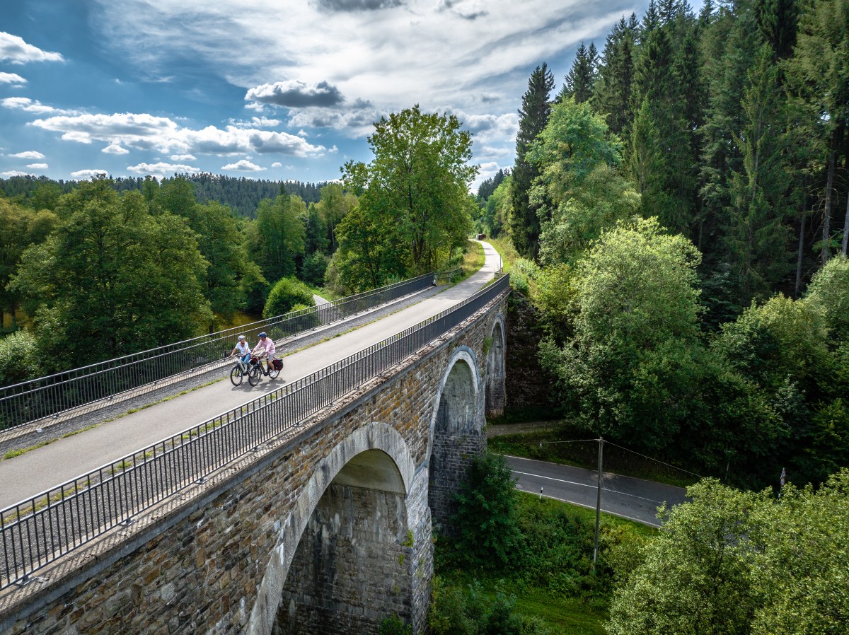 Ehemalige Bahntrassen wurden zu Radwegen umgebaut. Die Nutzung der Viadukte ist nun für Radfahrer reserviert.