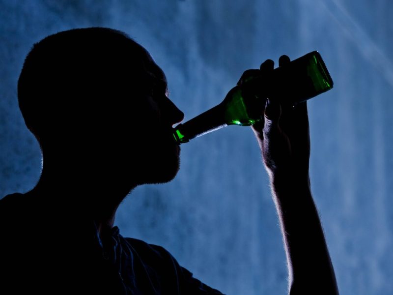 Mann trinkt Bier