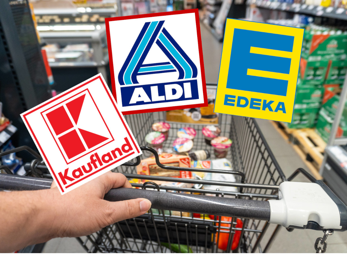 Ein voller Einkaufswagen im Gang eines Supermarktes von Aldi, Edeka oder Kaufland