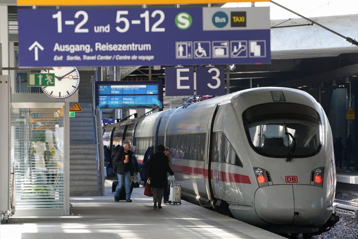 Der ICE der Deutschen Bahn nach Wien. Ã–sterreich, beim Halt in Berlin SÃ¼dkreuz.