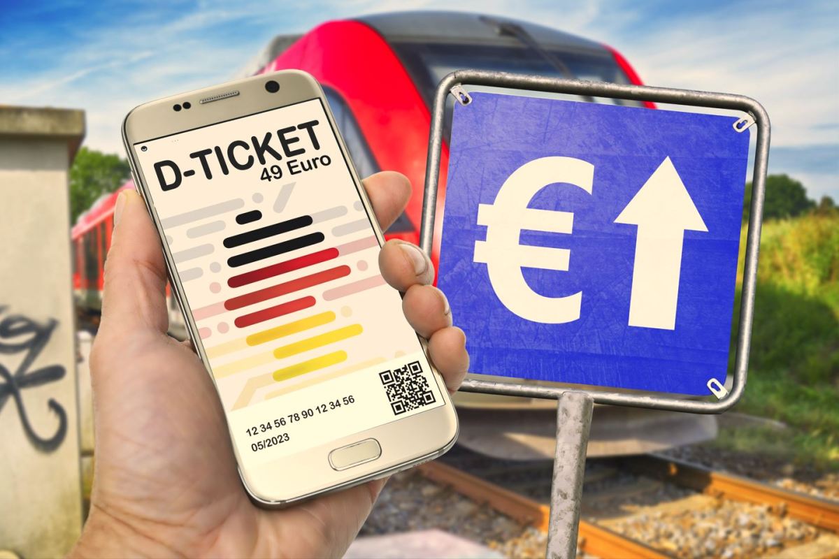 Das Deutschlandticket vor einem Zug der Deutschen Bahn