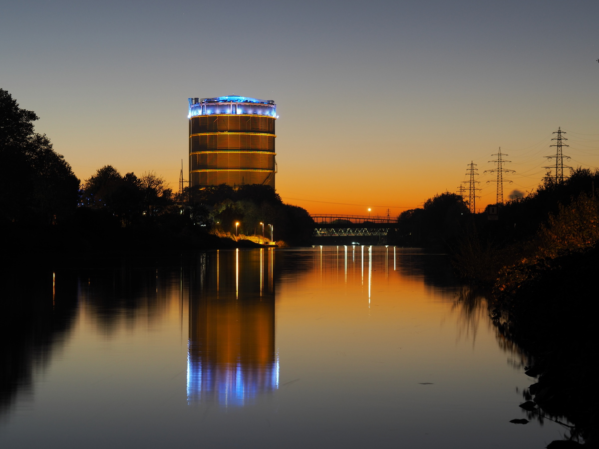 Das Gasometer Oberhausen zur Abendstunde am Rhein-Herne-Kanal