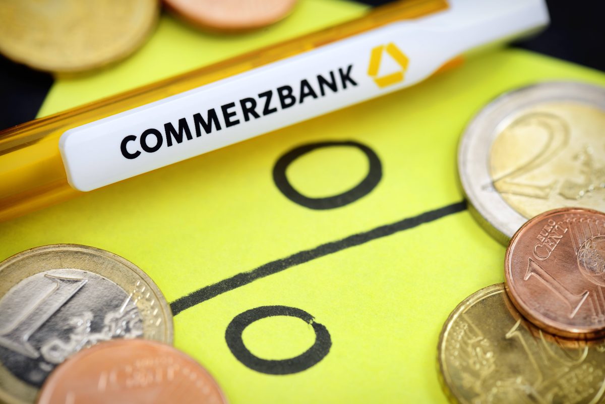 Die Commerzbank plant zukünftig ein Entgelt von seinen Kunden für das Sparkonto zu nehmen. Die Verbraucherzentrale hat dagegen geklagt. Jetzt entscheidet das Oberlandesgericht in zweiter Instanz.