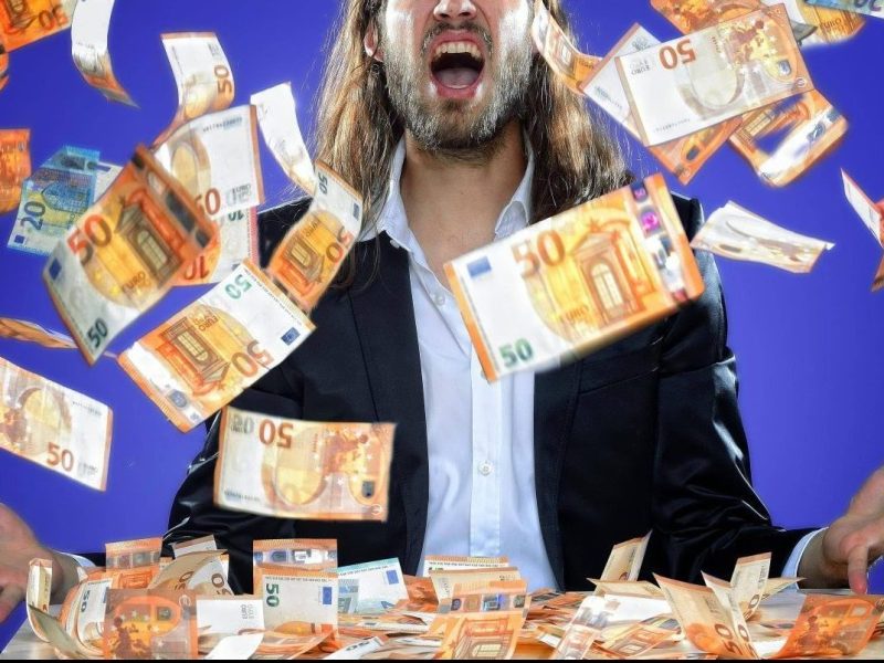 Mann wirft Geld in die Luft