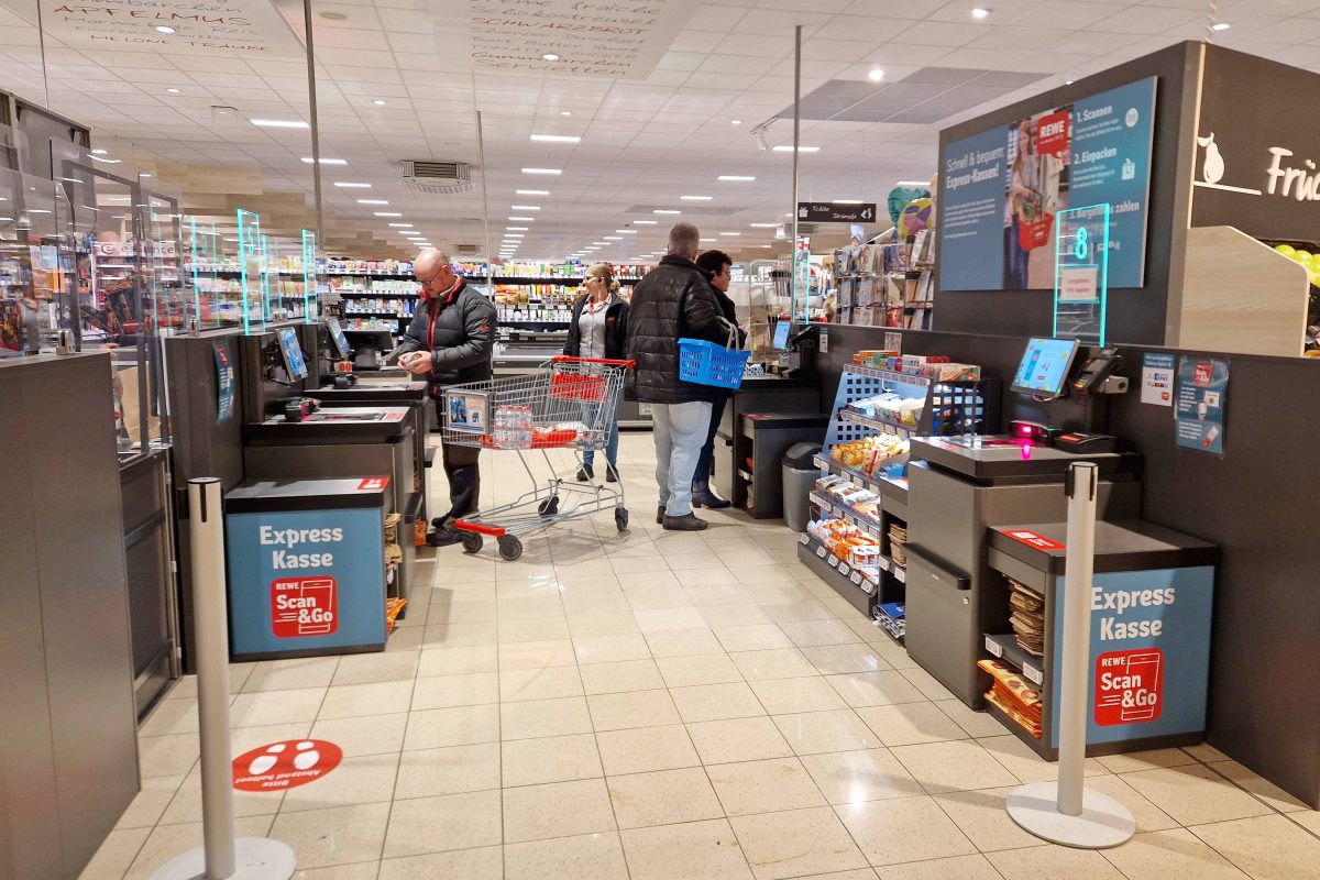 Selbstbedienungskasse im Supermarkt Symbolbild