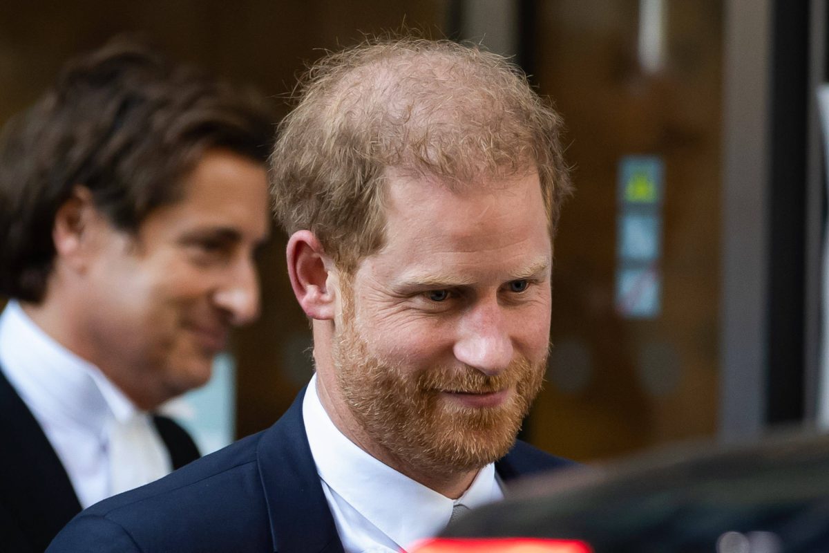 Nachdem Prinz Harry alles stehen und liegen ließ, um seinen Vater zu besuchen, schien eine Person über seinen Besuch nicht erfreut zu sein.