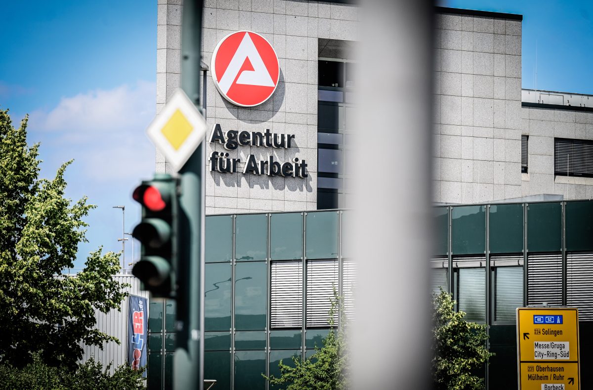 Eine Jobcenter-Leiterin befÃ¼rchtet durch die BÃ¼rgergeld-ErhÃ¶hung steigende Antragszahlen und weniger Anreiz zu arbeiten. SozialverbÃ¤nde sehen das kritisch.