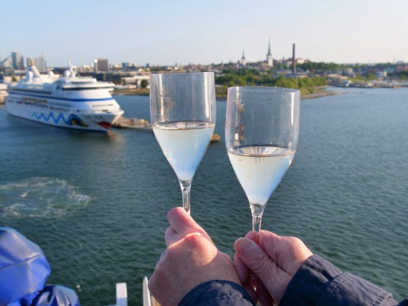 Paar hält Getränke an Bord eines Kreuzfahrt-Schiffes