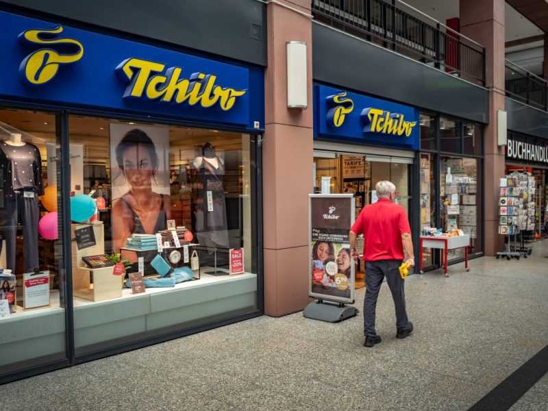 Tchibo hat große Probleme. Daher wird sich das Unternehmen neu aufstellen müssen. Und das hat schwerwiegende Folgen für die Kunden.