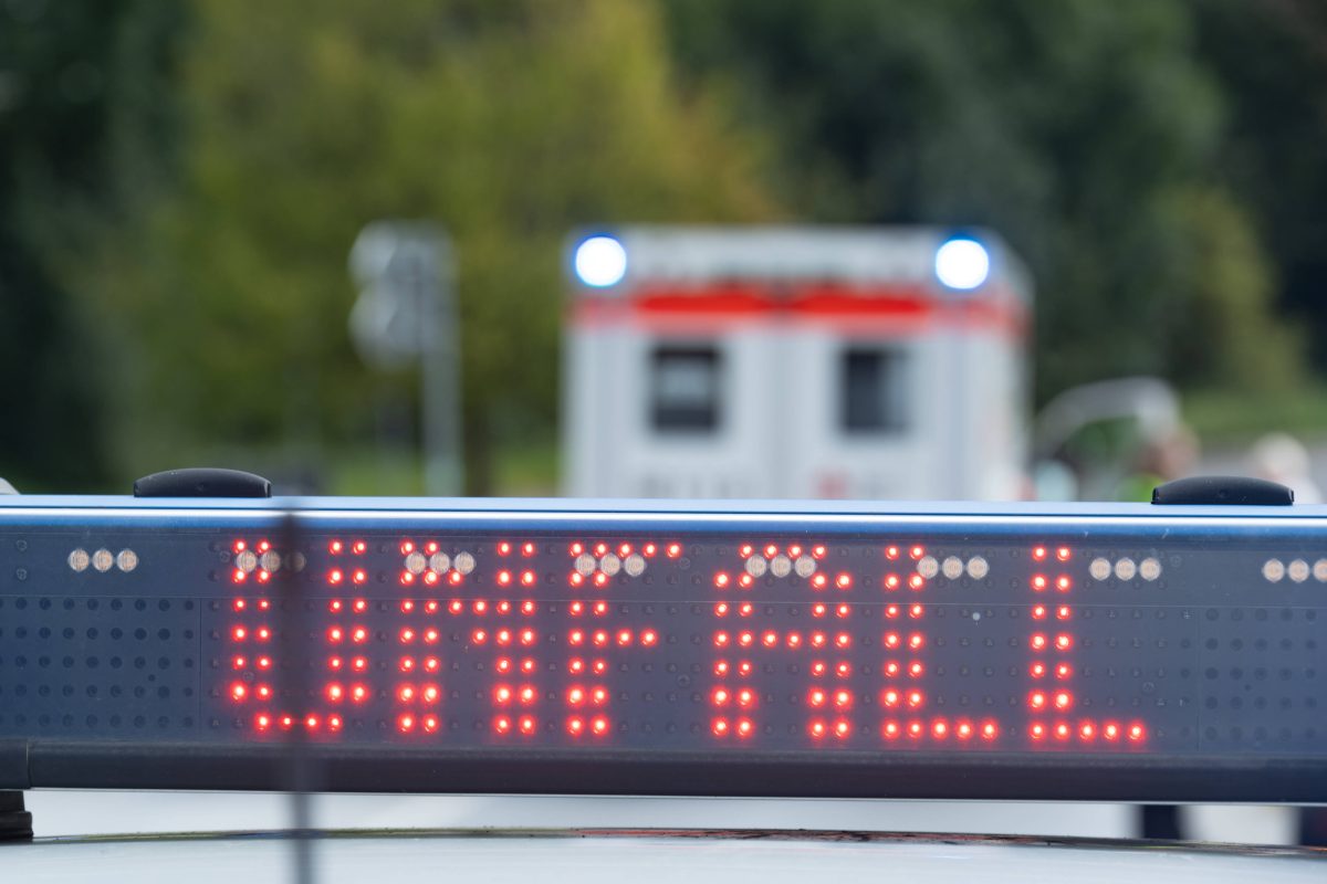 Horrorcrash auf A59 in Köln-Wahn: Flüchtiger Unfallverursacher sorgt für Aufsehen. Er flüchtete "unbekleidet" vor der Polizei.