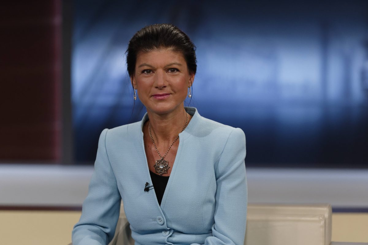 Im ARD-Talk Anne Will wird über Waffenlieferungen an die Ukraine diskutiert. Dabei streiten sich vor allem Sahra Wagenknecht und Historiker Karl Schlögel.