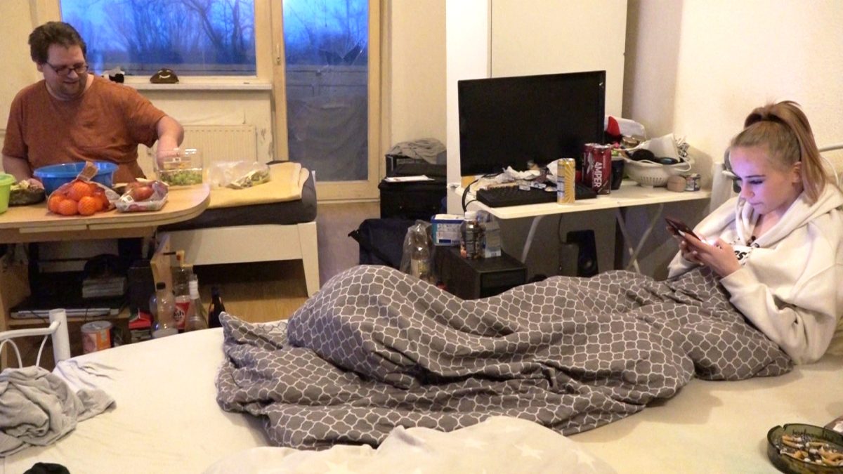 BÃ¼rgergeld-EmpfÃ¤ngerin Celine will eine neue Wohnung. Am liebsten mit Luxus-Dusche.