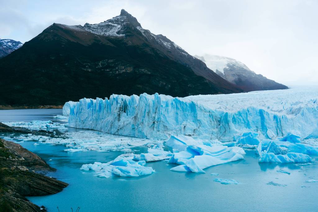 Blaue Gletscherlandschaft in Argentinien.