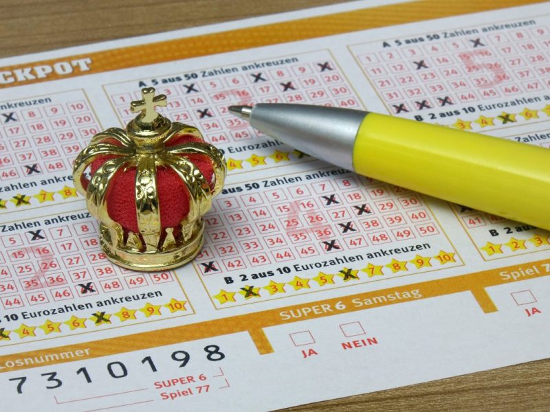 Ein Lotto-Spieler aus den USA hat den Jackpot geknackt. Danach trifft er eine folgenschwere Entscheidung und macht seiner Frau eine deutliche Ansage.