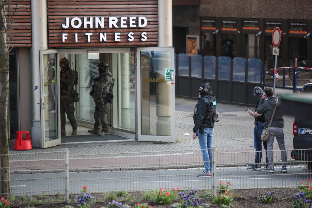 Duisburg: Nach dem blutigen Messerangriff in einem John-Reed-Fitnessstudio spricht jetzt das Opfer Yasin GÃ¼ler.
