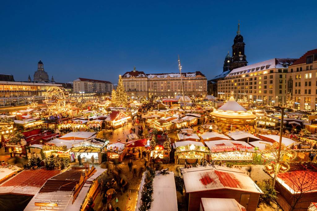 Leuchtender Weihnachtsmarkt aus der Vogelperspektive