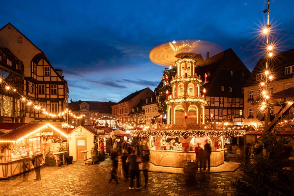 Weihnachtspyramide zwischen Fachwerkhäusern bei Nacht