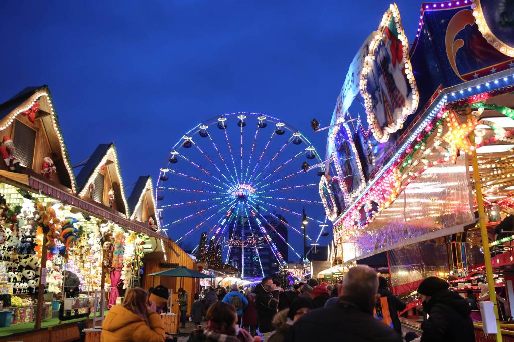 Ausblick auf Riesenrad am Weihnachtsmarkt