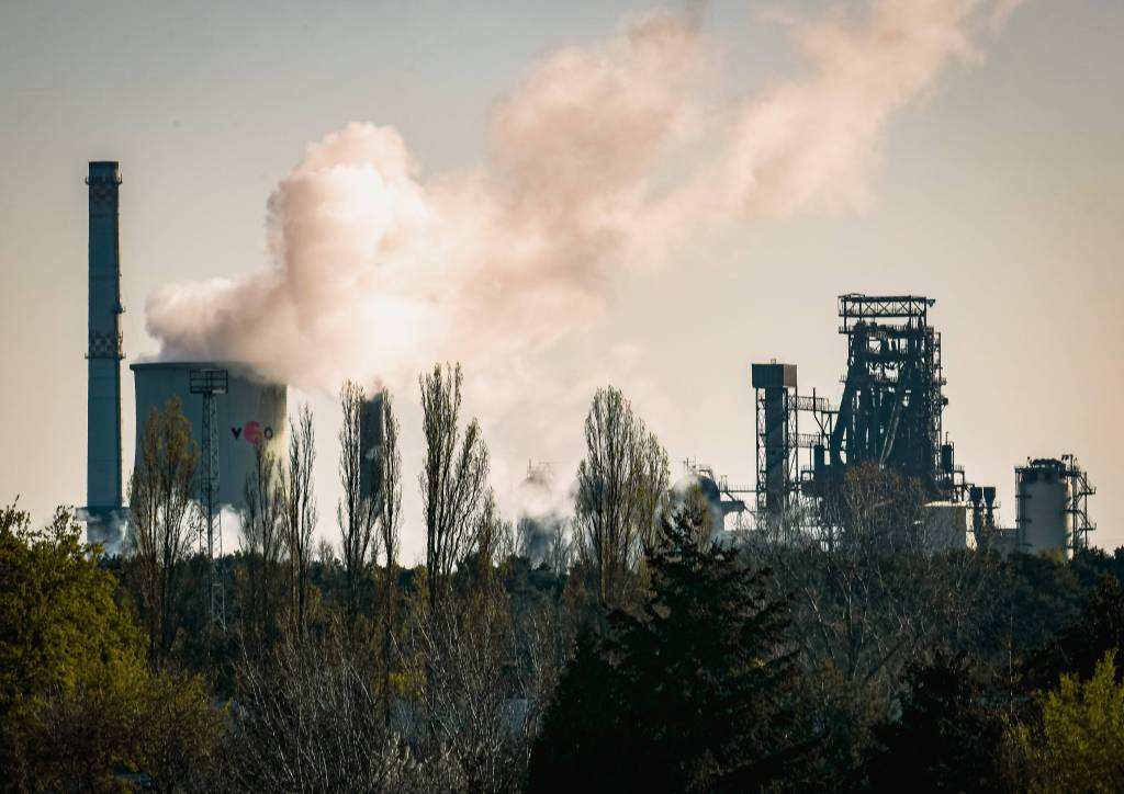 Industriegebiet mit Rauch in der Luft.