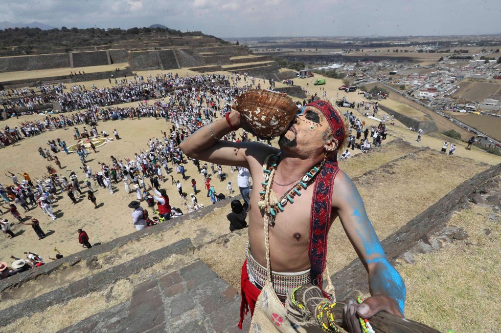 Menschen kommen an Pyramiden in Mexiko für eine Zeremonie zusammen.