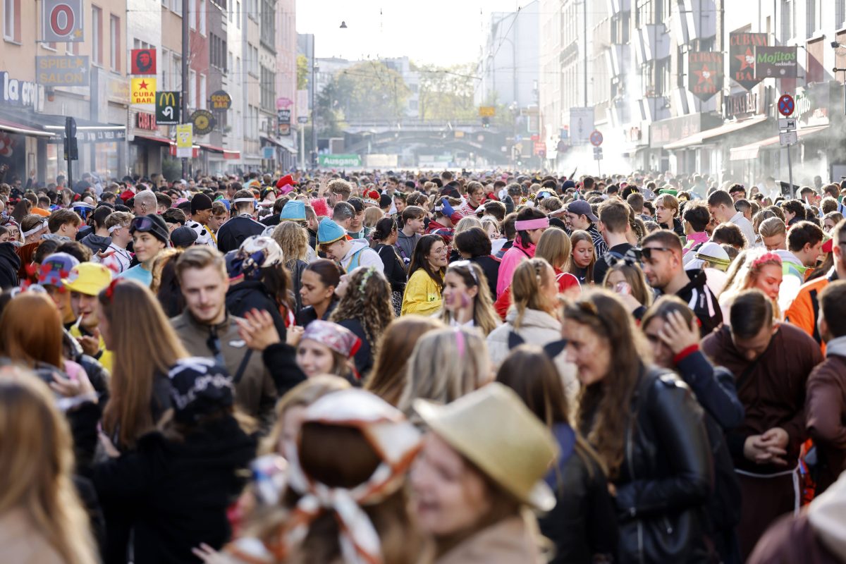 Schock auf der ZÃ¼lpicher StraÃŸe: Die farbenfrohe Kulisse des KÃ¶lner Karnevals wurde am 11.11. von einem schockierenden Nazi-Vorfall getrÃ¼bt.
