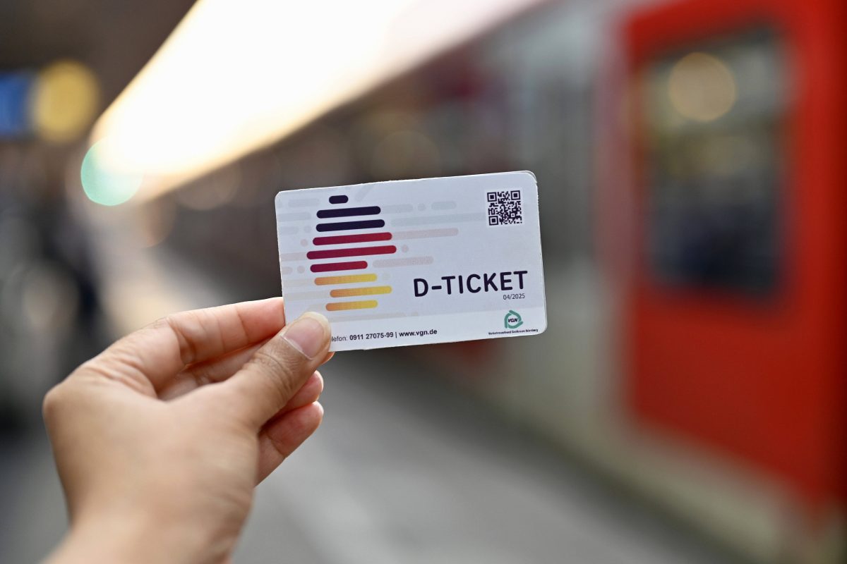 Mit dem Deutschlandticket sollen Menschen günstiger mit Nah- und Fernverkehr reisen können. Für Menschen mit weniger Geld ist aber auch das zu teuer.