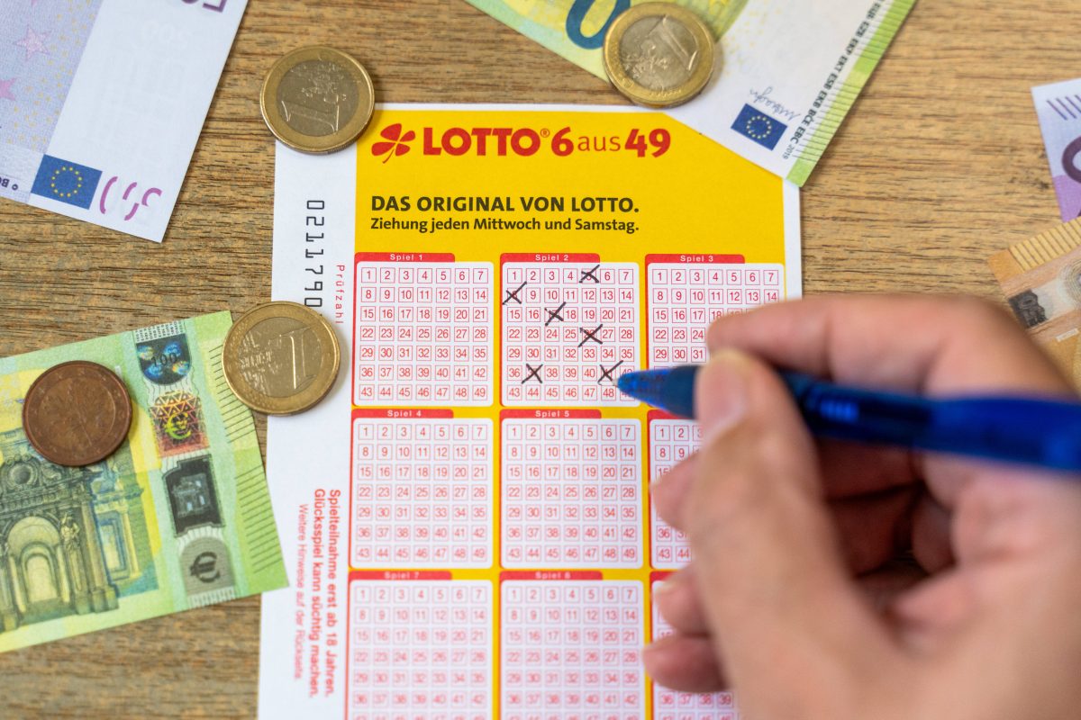 Lotto: Mann knackt den Mega-Jackpot und befolgt den Rat seiner Mutter.