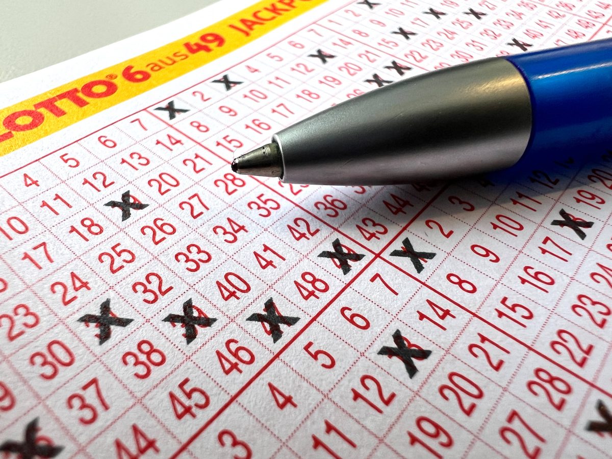 Lotto: Ehepaar gewinnt Jackpot und wird Ã¼ber den Tisch gezogen.