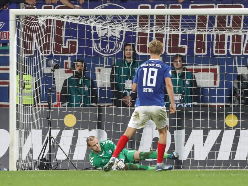 Der Moment, in dem Borussia Dortmunds Juwel Tom Rothe für Kiel scheitert.