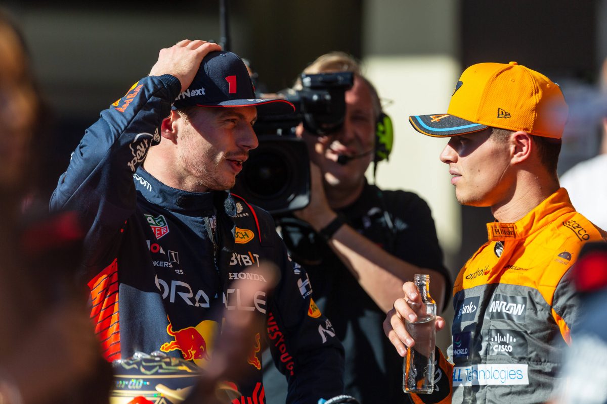 Formel 1: Max Verstappen im Gespräch mit Lando Norris.