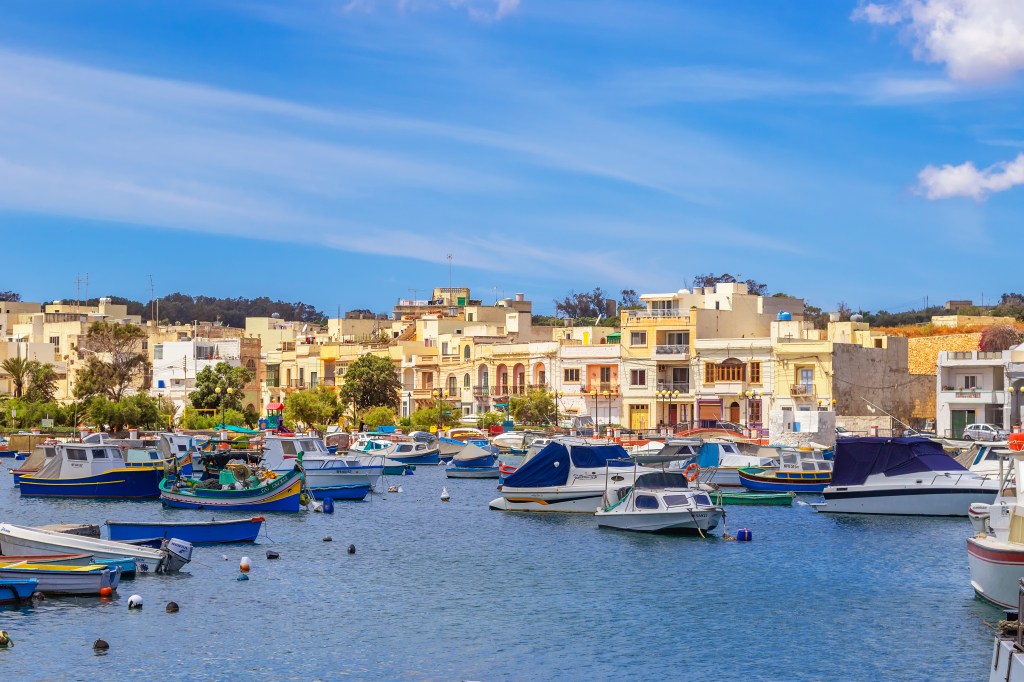 Ein Hafen in Malta mit vielen Booten.