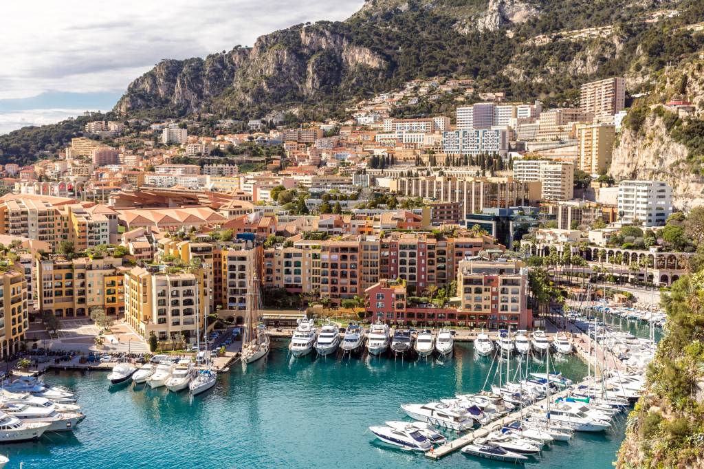 Die Skyline von Monaco mit Blick auf einen Jachthaften.