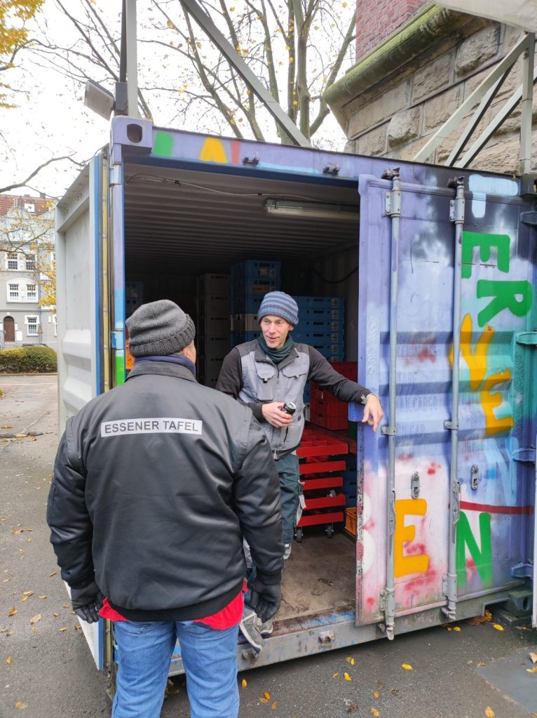 Mitarbeiter der Tafel Essen vor der Essensausgabe.