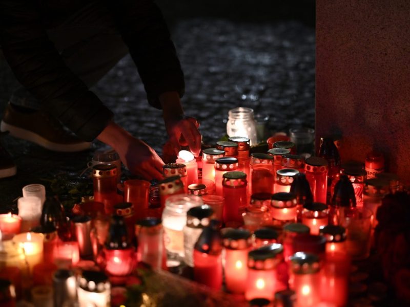 Trauer in Prag! Ein Mann tötete 14 Menschen.