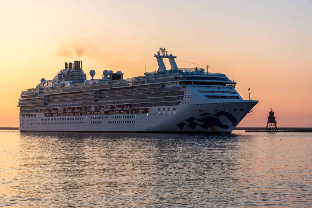 Ein Kreuzfahrtschiff im Sonnenuntergang. 