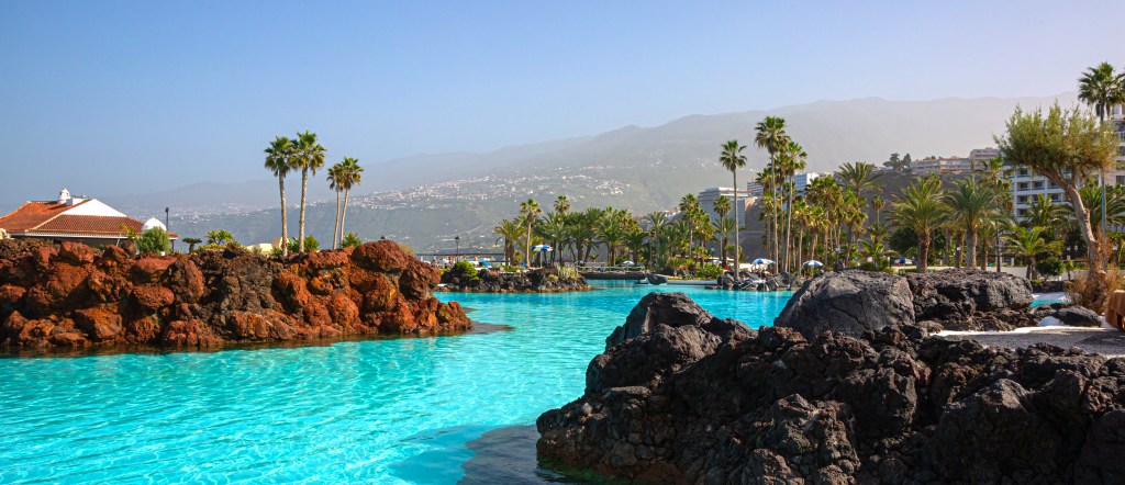 Panoramablick auf den Pool von Lago Martinez, Puerto de la Cruz, Teneriffa, Spanien.