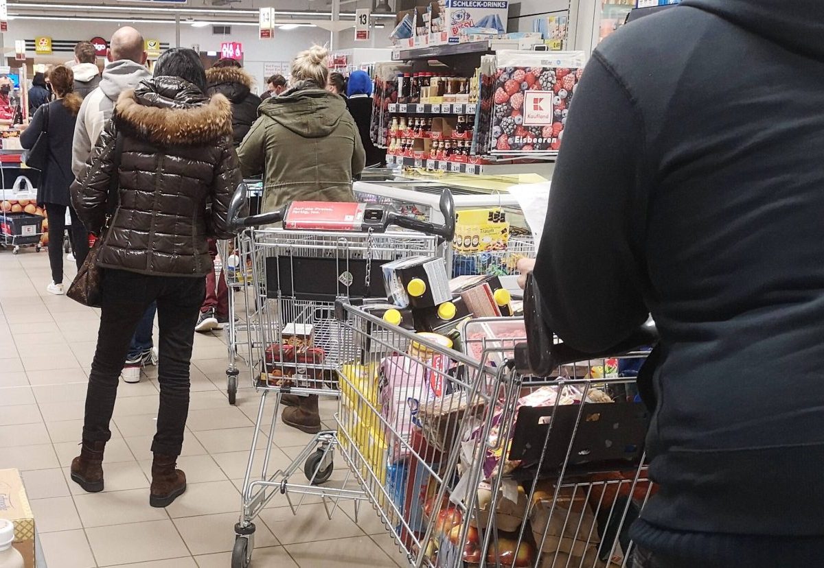 Lange Schlangen bei Lidl, Edeka, Kaufland und Co. vor Weihnachten.