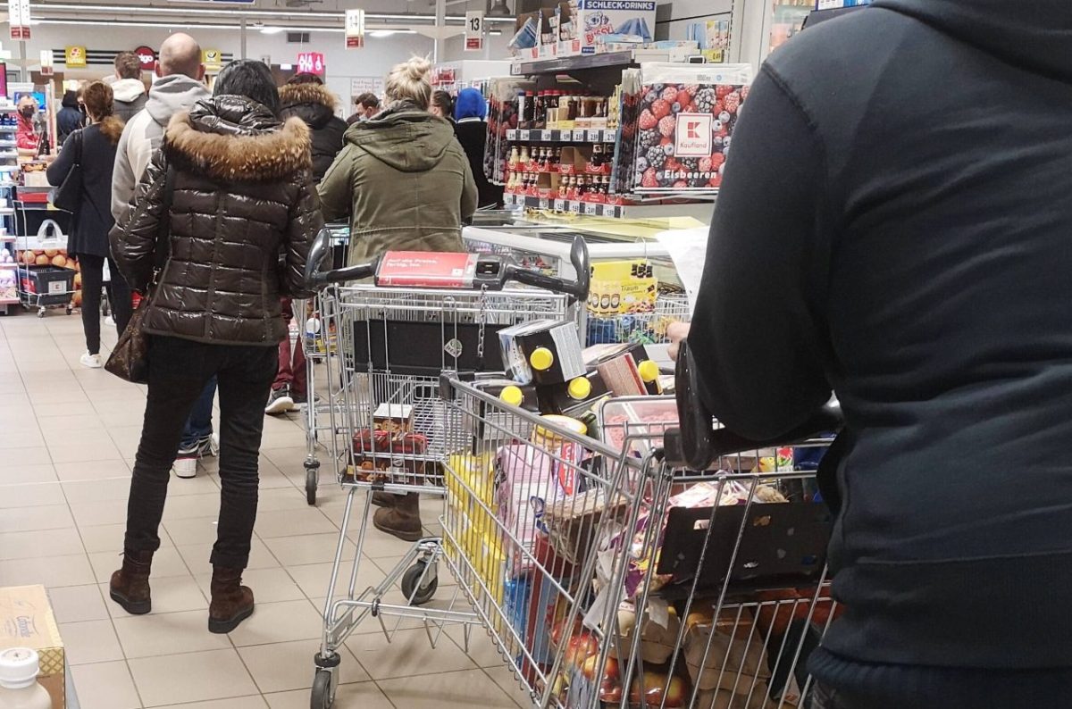 Lange Schlangen bei Lidl, Edeka, Kaufland und Co. vor Weihnachten.