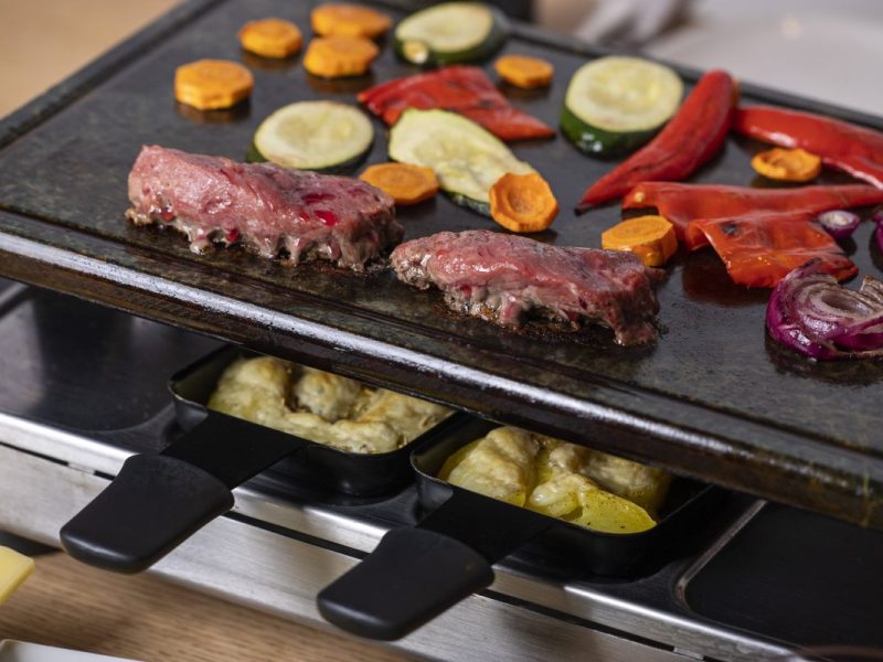 Raclette-Gerät reinigen kann echt mühselig sein. Doch dieses Hausmittel schafft Abhilfe.