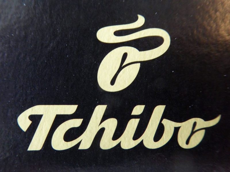 Tchibo schreibt rote Zahlen und verabschiedet sich deswegen von beliebten Geschäftssparten.