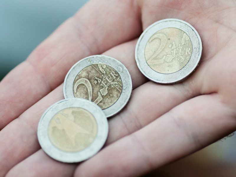 Überprüfe mal, ob du diese 2-Euro-Münze hast.