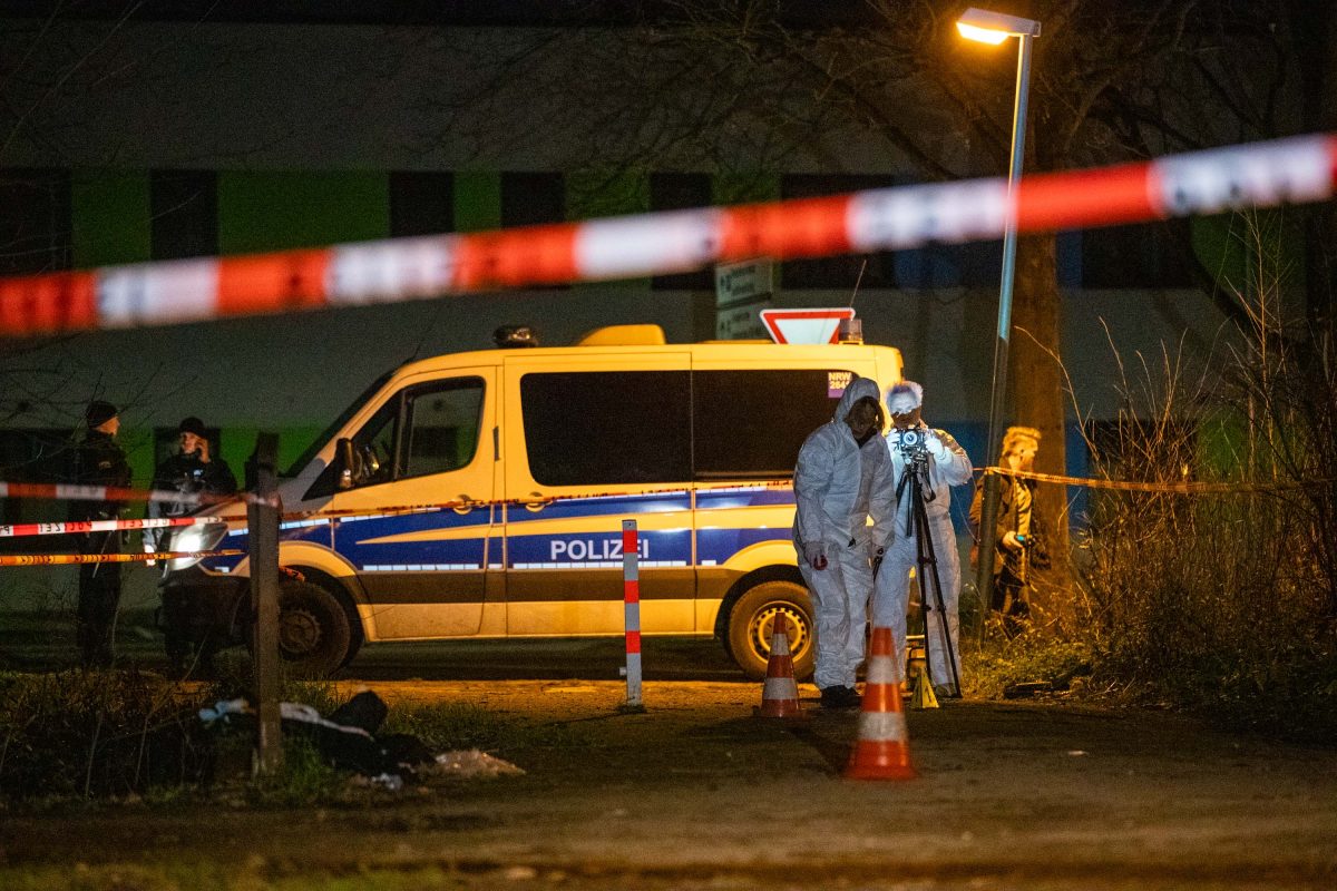 Jogger findet in Duisburg einen lebensgefährlich verletzten Mann.