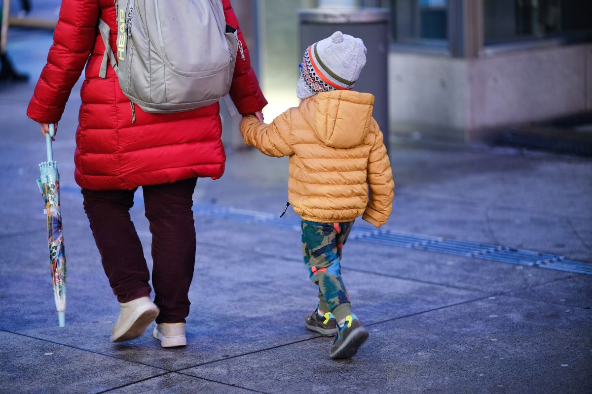 Zum Kindergeld gibt es 2024 mit dem Kinderzuschlag mehr Geld für Familien.