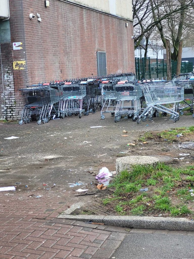 Dieser Anblick bietet das Hochhaus an der Ottostraße in Duisburg: Dutzende Einkaufswägen von Kaufland, Edeka und Co.