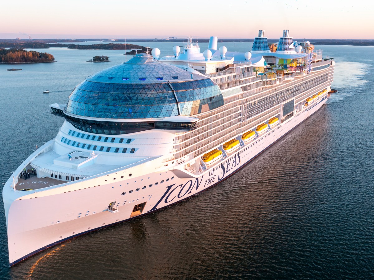 Kreuzfahrtschiff bei Sonnenaufgang auf hoher See.