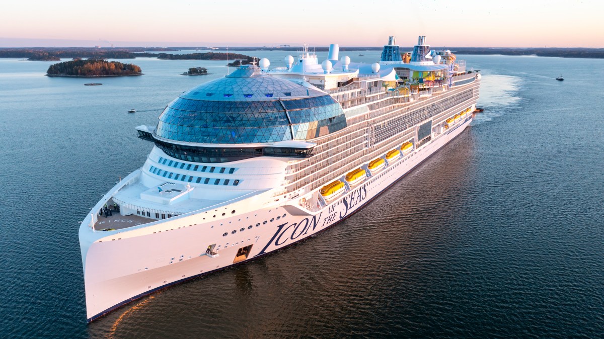 Kreuzfahrtschiff bei Sonnenaufgang auf hoher See.